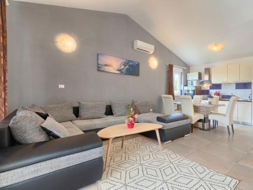 Holiday Home Goldi - Voj512