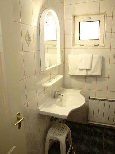 Hostal Angela Hotel