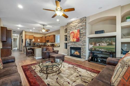 Immaculate Lake Front Home Wresort Like Backyard