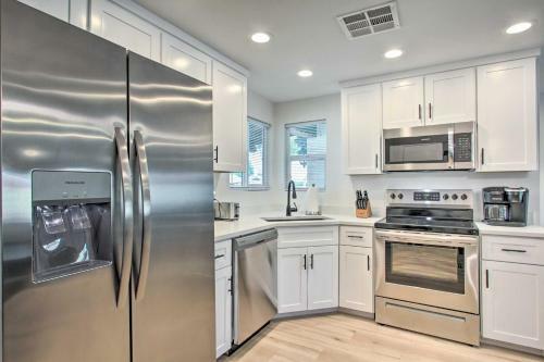 Family-friendly Glendale Home With Yard And Pool!