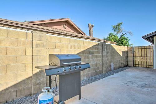 Family-friendly Glendale Home With Yard And Pool!