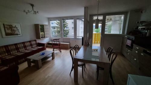Thomas Apartment 028