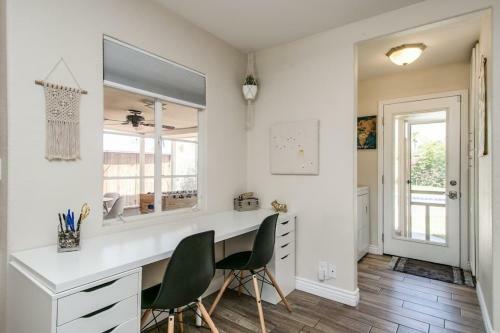 Mid-century Melrose 3bdrm Vintage Vibe With Pool