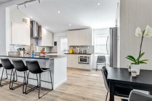 Modern And Comfy 3 Bdrm Near Melrose District