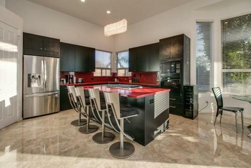 Amazing 4 Bedroom Retreat With Heated Pool