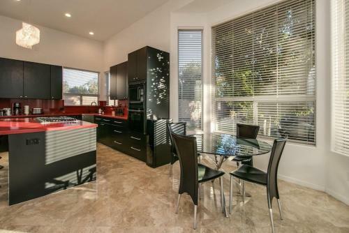 Amazing 4 Bedroom Retreat With Heated Pool