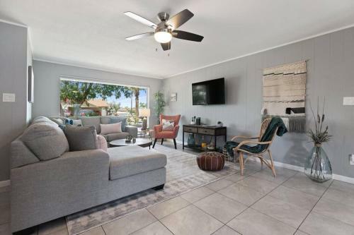The Comforts' Inn: Desert Oasis