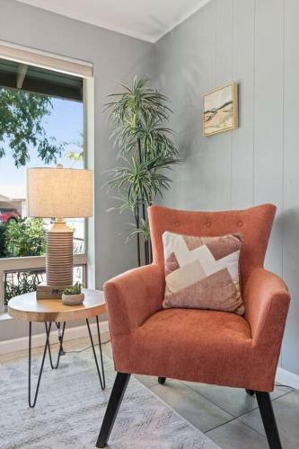 The Comforts' Inn: Desert Oasis