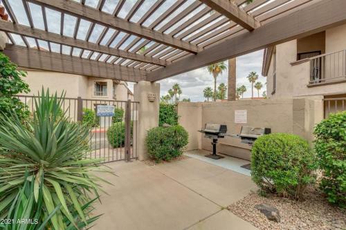 Stylish Central Scottsdale Ground Floor Condo