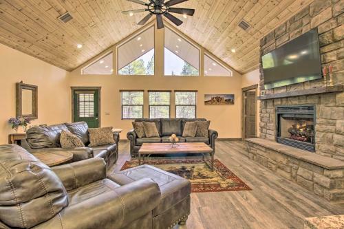 Sleek Show Low Cabin With 2 Decks - Newly Built