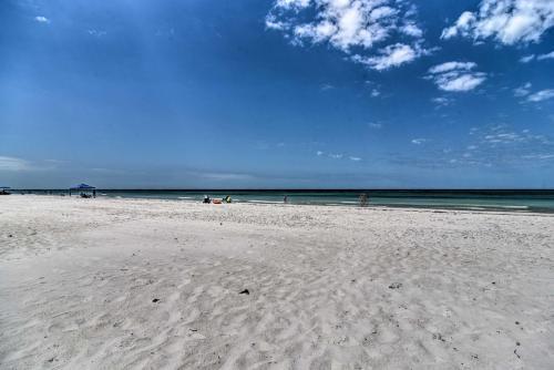 Apartamento Modern Beach Retreat With Deck - Walk To Sand!