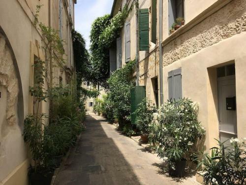 Arles, Une Maison De Poup�e � La Roquette