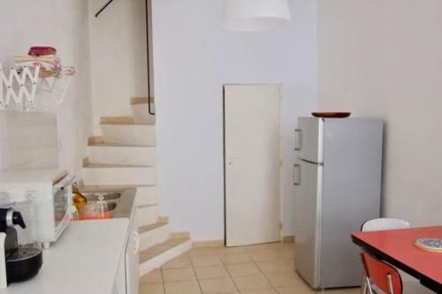 Arles, Une Maison De Poup�e � La Roquette