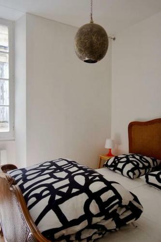 Arles, Une Maison De Poup�e � La Roquette