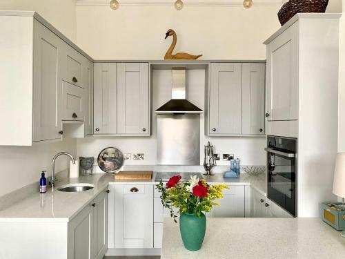 Grosvenor Place Apartment