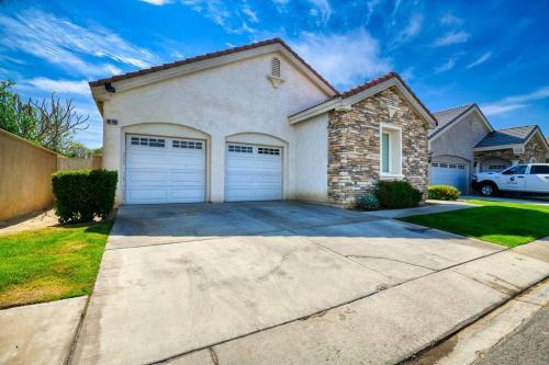 Desert Oasis With Mountain Views + Pool & Golf