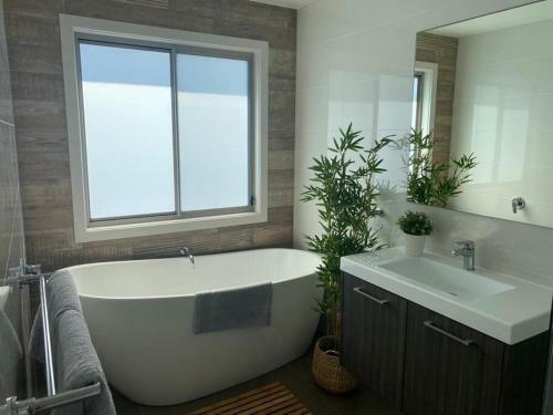 Flynns Executive Coastal Home With Pool