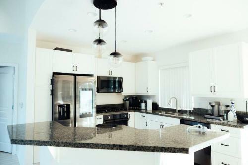 Sunny,lux Modern Poolside Villa Blocks From Harbor