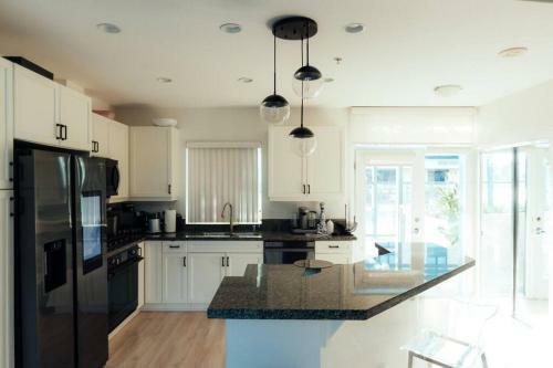 Sunny,lux Modern Poolside Villa Blocks From Harbor