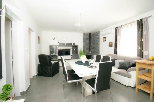 Peaceful Holiday House Roza