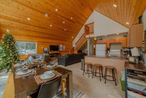 Private Getaway In The Pine Trees - Fox Ridge Lodge