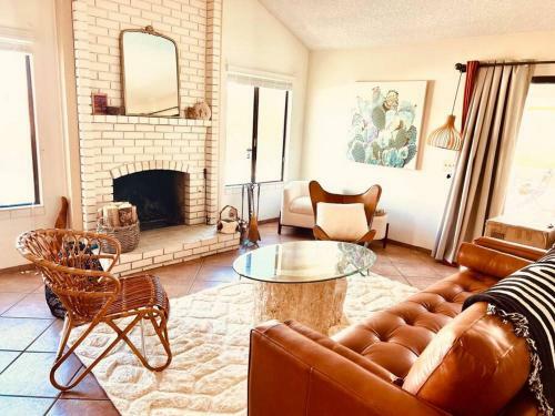 Cheerful Southwestern House With Pool