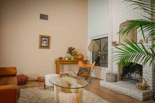 Cheerful Southwestern House With Pool