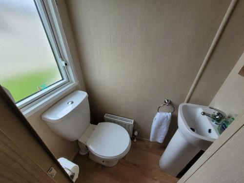 Lakeside Cotswold Holiday Home