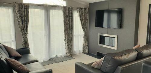 Lakeside Cotswold Holiday Home