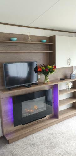 Lakeside Cotswold Holiday Home