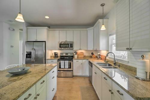 Coastal-chic Home Pool, Patio, 1 Mi To Beach