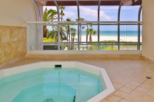Crescent Beach Club I 19f