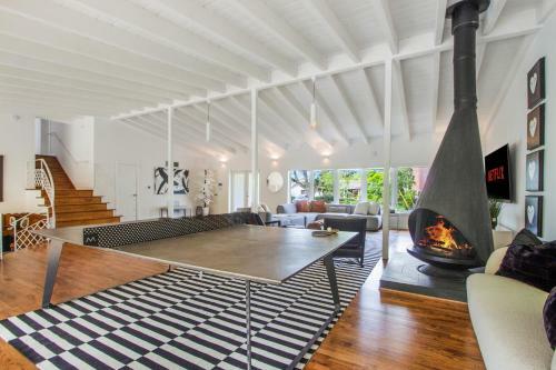 Villa Contemporary Mansion With Pingpong Table