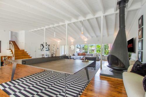 Villa Contemporary Mansion With Pingpong Table