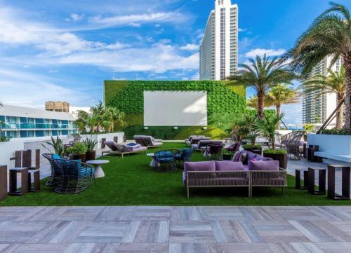 5 Amenities 2 2 High Floor With Stunning Views Infinity Edge Pool