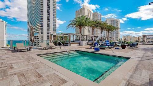 1 Million Dollar Listing Oceanfront Balcony 2br2ba
