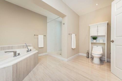 Luxe Stunning 4 Bdr 3,5 Bath With Heated Pool
