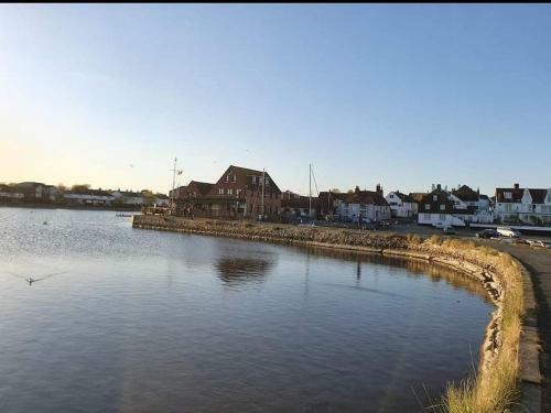 Emsworth Home Close To Harbour- With Hotub