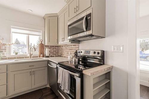 Professionally Designed Central Idaho Falls Home - 4 Bed 2 Bath