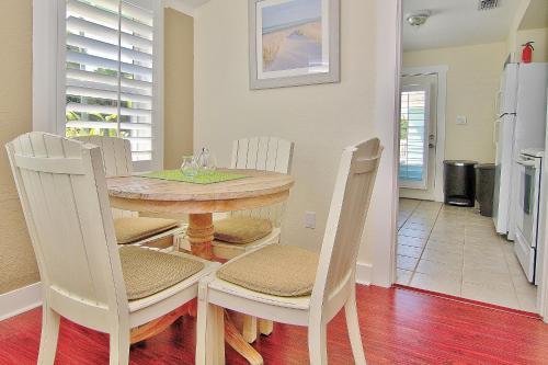 Detlow's Treasured Cottages 4
