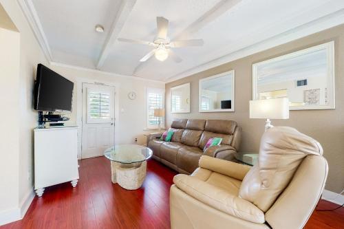 Detlow's Treasured Cottages 3
