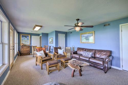 Treetop Hideout With Long-range Mountain Views!
