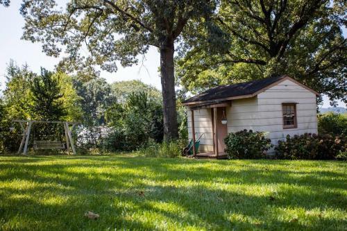 Cozy 3 Bed 1 Bath Updated Home. Close To Everything!