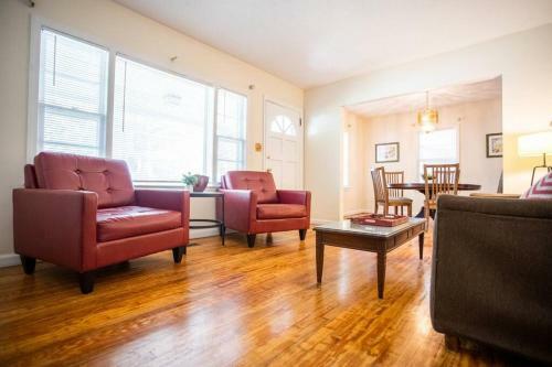 Cozy 3 Bed 1 Bath Updated Home. Close To Everything!