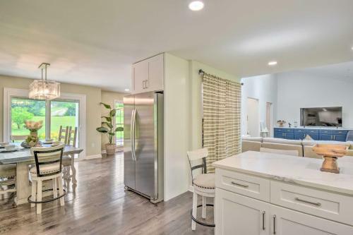 Updated Retreat In Gainesville With Lake View!