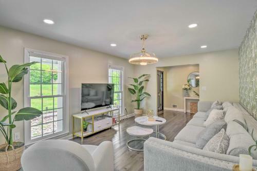 Updated Retreat In Gainesville With Lake View!