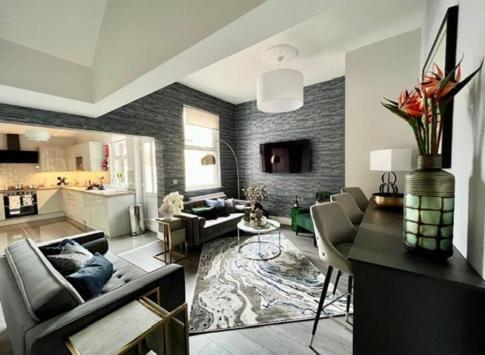 Room 2 (8 Holland Street)