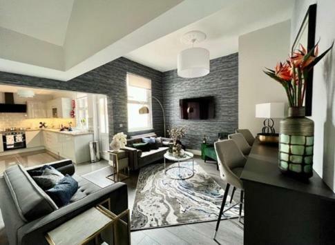 Room 1 (8 Holland Street)