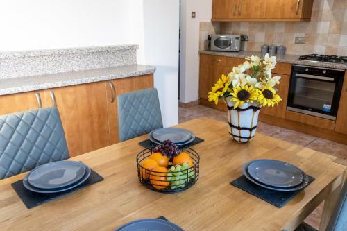 Catsbrook House - Sleeps 7 - Business Travellers Accommodation