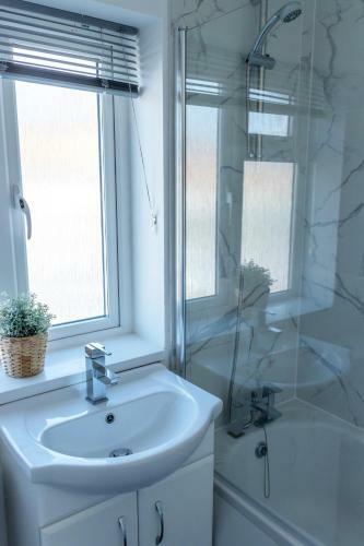 Catsbrook House - Sleeps 7 - Business Travellers Accommodation
